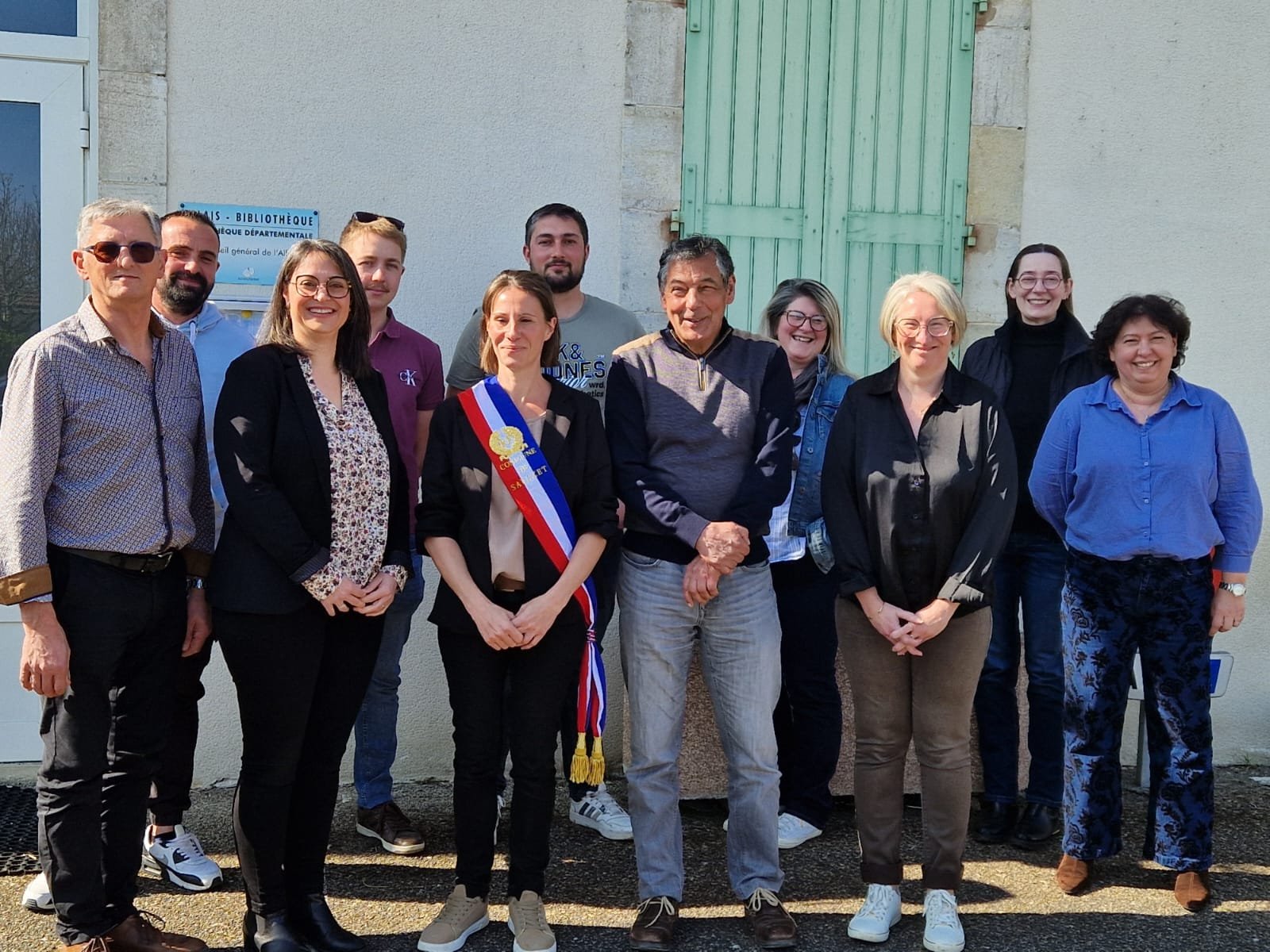 Les onze élus du conseil municipal de Saulzet réunis devant la mairie